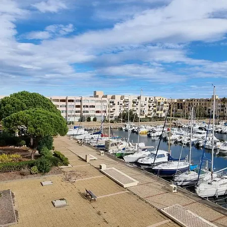 Le Calme Et La Luminosite Du Port Ideal Pour Un Bon Sejour Apartment *